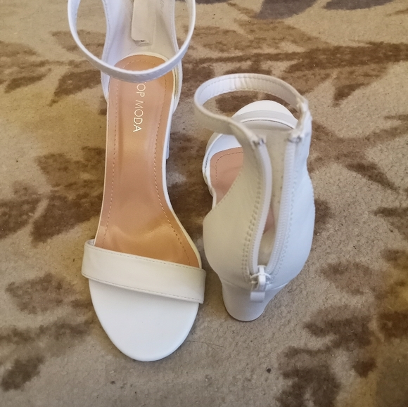 Heels open-toed - Picture 1 of 4